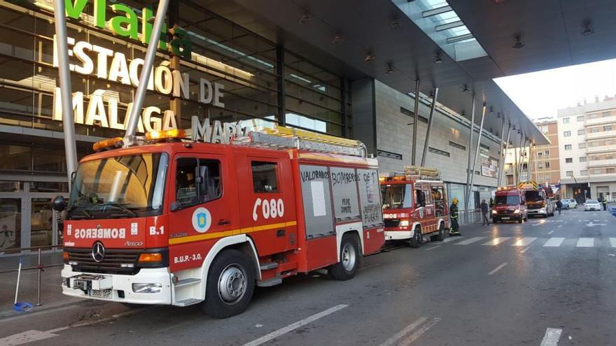 Efectivos de bomberos en una de las entradas de la estación.