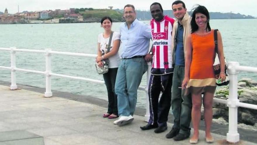 Por la izquierda, Maite Cuervo, Félix Goyache, Amadou Traoré, Iván Fernández e Isabel Álvarez, que participan en los proyectos nacional e internacional sobre tripanosomiasis, en una de sus visitas de hace meses a Gijón.