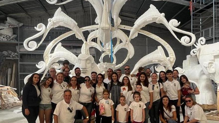 La hoguera de Florida-Plaza la Viña muestra los cuatro elementos en Alicante