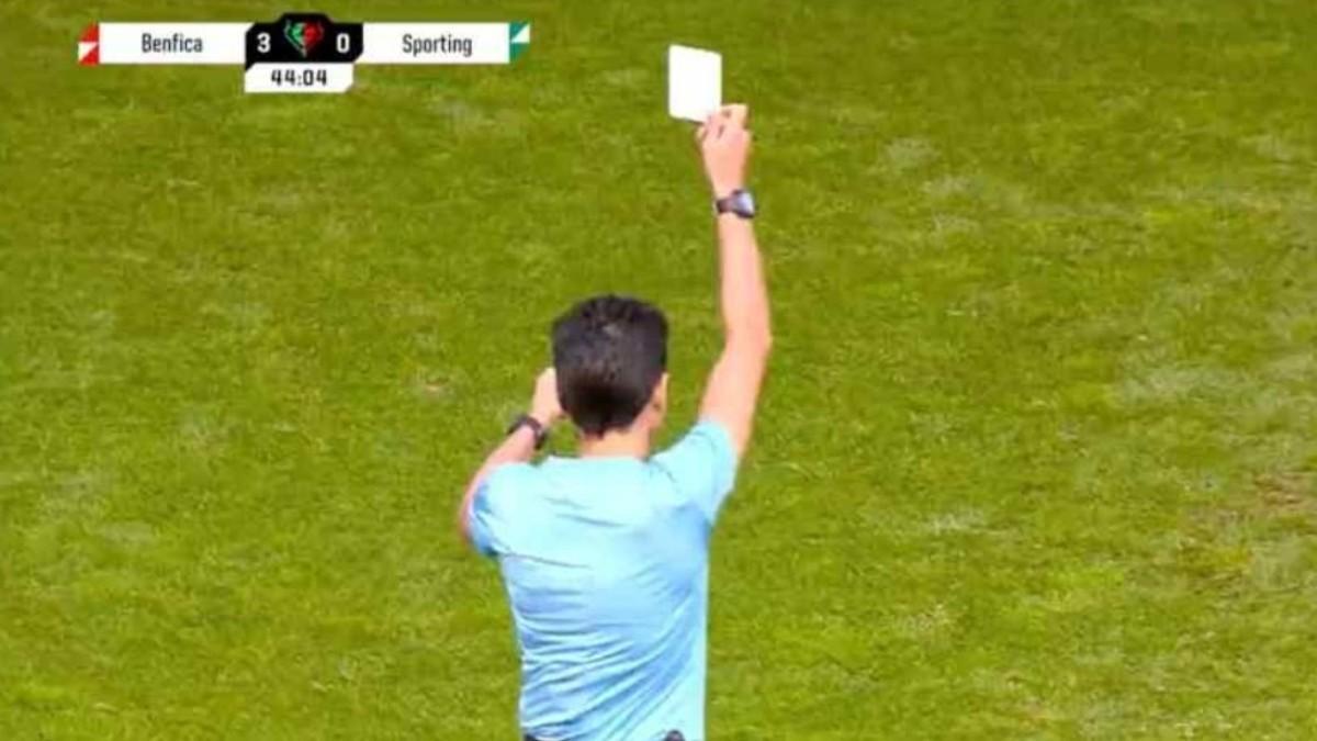 Um árbitro concede o primeiro cartão branco