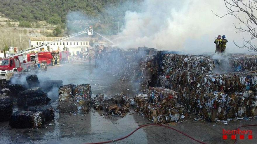 Els Bombers, treballant en l&#039;extinció de l&#039;incendi