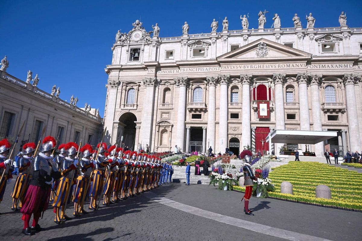 Vatican City (Vatican City State (Holy See)), 05/04/2026.- Swiss Guards line up as Pope Leo XIV presides over the Holy Mass on Easter Sunday to deliver his Urbi et Orbi message at Saint Peter's Square in Vatican City, 05 April 2026. It is Pope Leo's first Holy Week as pontiff. (Papa) EFE/EPA/RICCARDO ANTIMIANI