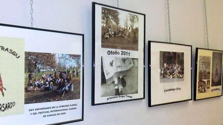 Una exposición conmemora en Cangas los 25 años de la Ofrenda floral del grupo «Trasgu»