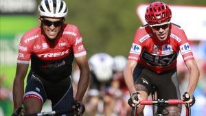 Alberto Contador y Chris Froome llegan juntos a la meta de Santo Toribio, en Cantabria.