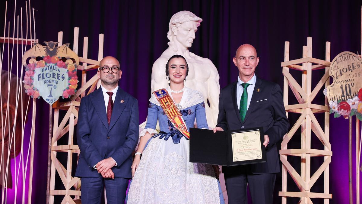 José Gosálbez recibió el "Ninot d'Or" el pasado día 1 como premio a mantener estas ayudas