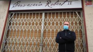 Víctor Martínez, en la puerta de su local badaloní.