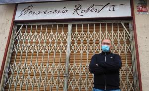 Víctor Martínez, en la puerta de su local badaloní.