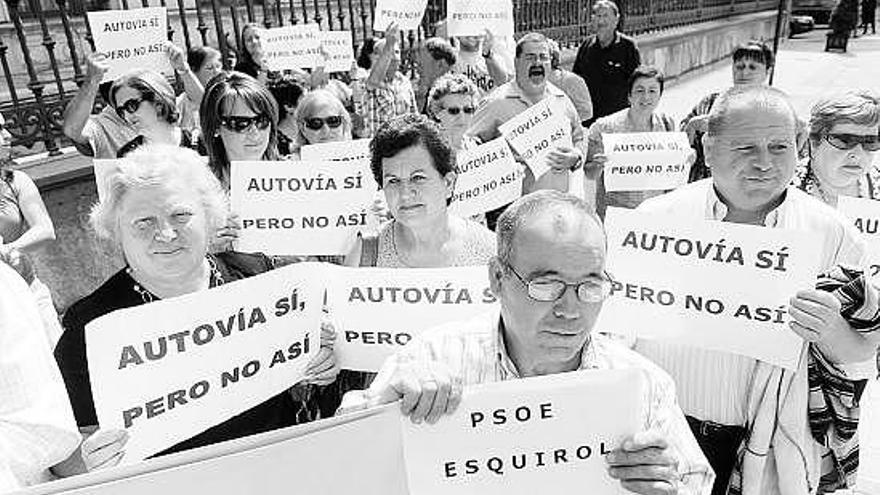 Un grupo de vecinos, ayer, en la concentración contra el trazado de la autovía ante Presidencia.