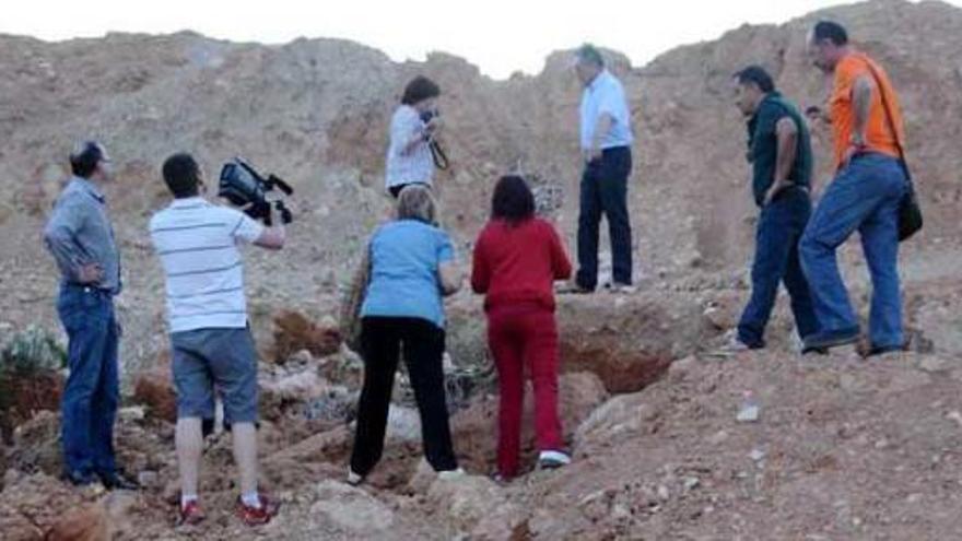 Una riada de lixiviados avanza por la ladera hacia La Murada, en una finca aledaña al vertedero.