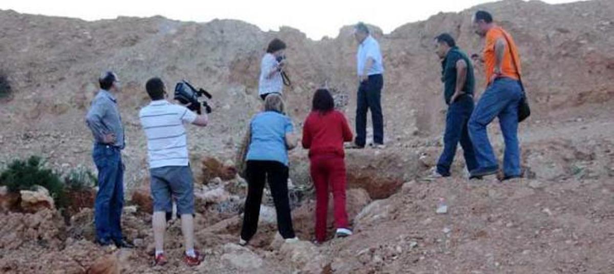 Una riada de lixiviados avanza por la ladera hacia La Murada, en una finca aledaña al vertedero.