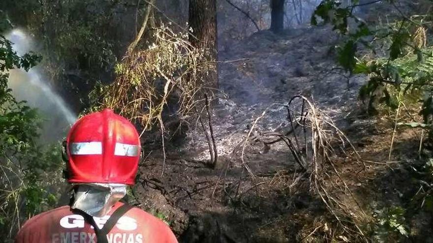 Un efectivo del GES de Lobios, trabajando en la extinción. // FdV