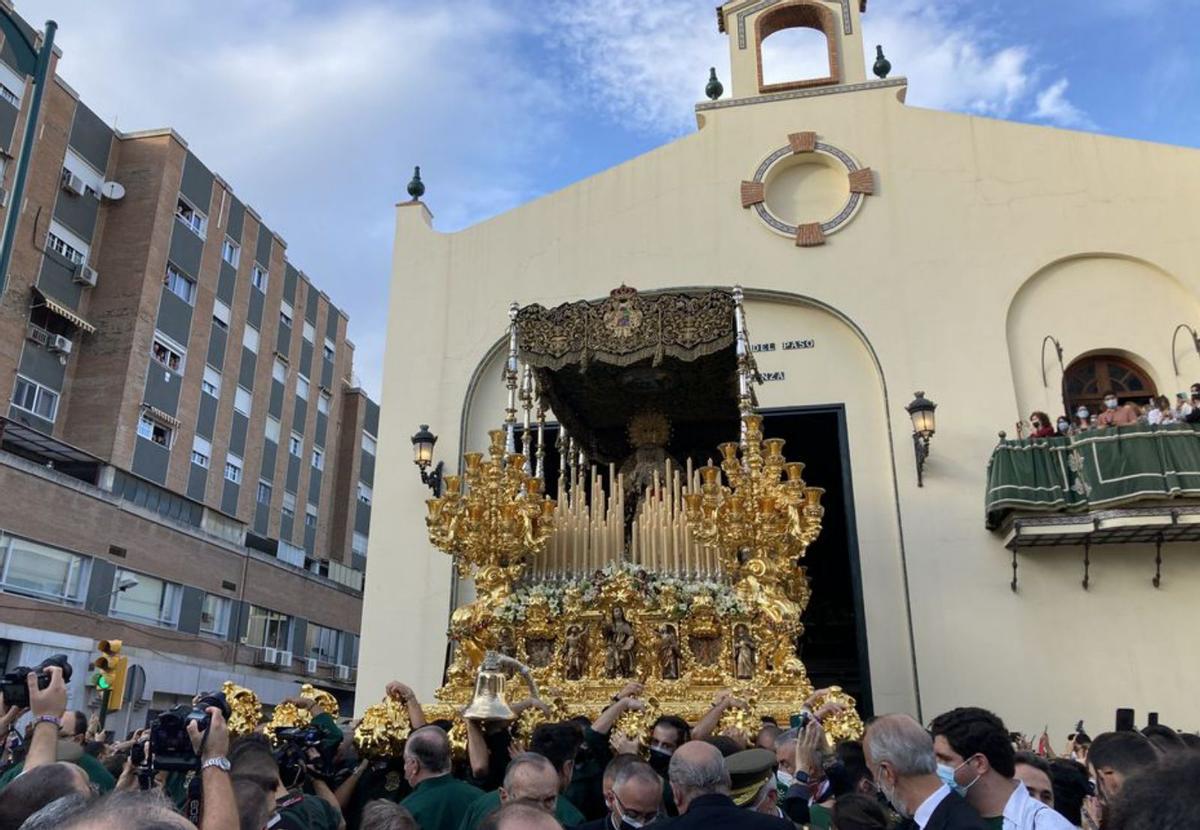 La Esperanza, ayer, saliendo de su casa hermandad.