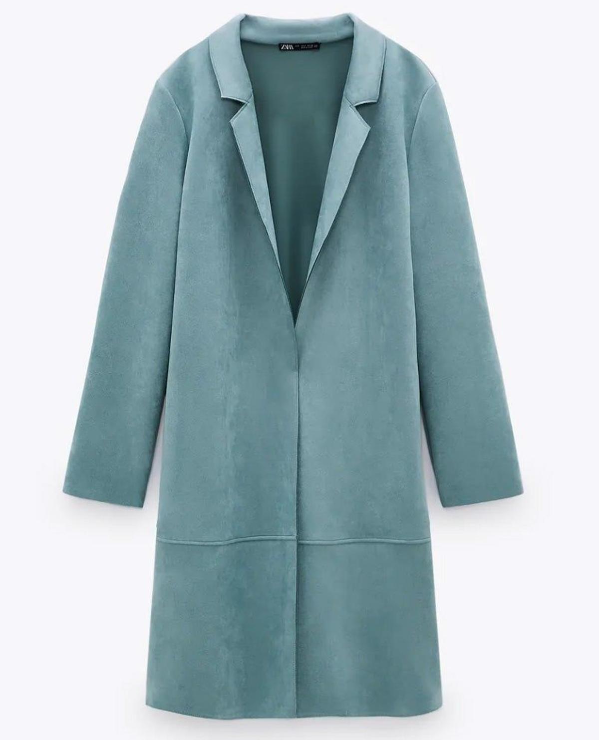Abrigo efecto ante en azul claro de Zara. (Precio: 29,95 euros)