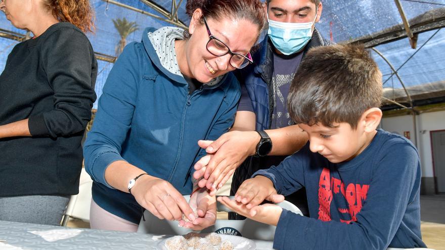 Madres y padres de Jinámar enseñan a sus pequeños a preparar los postres de las abuelas