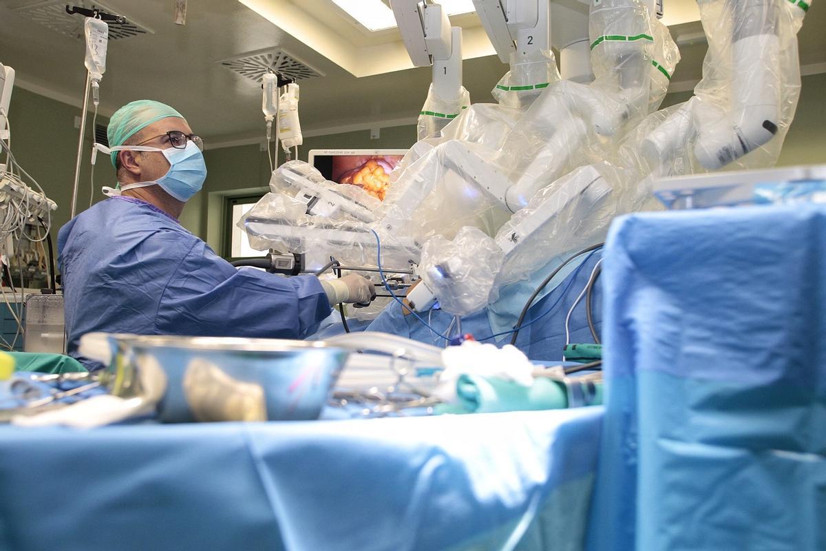Un cirujano del Hospital Universitario Nuestra Señora de Candelaria, en Tenerife.