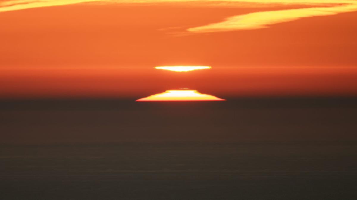 Secuencia de la salida de sol hoy viernes en Barcelona