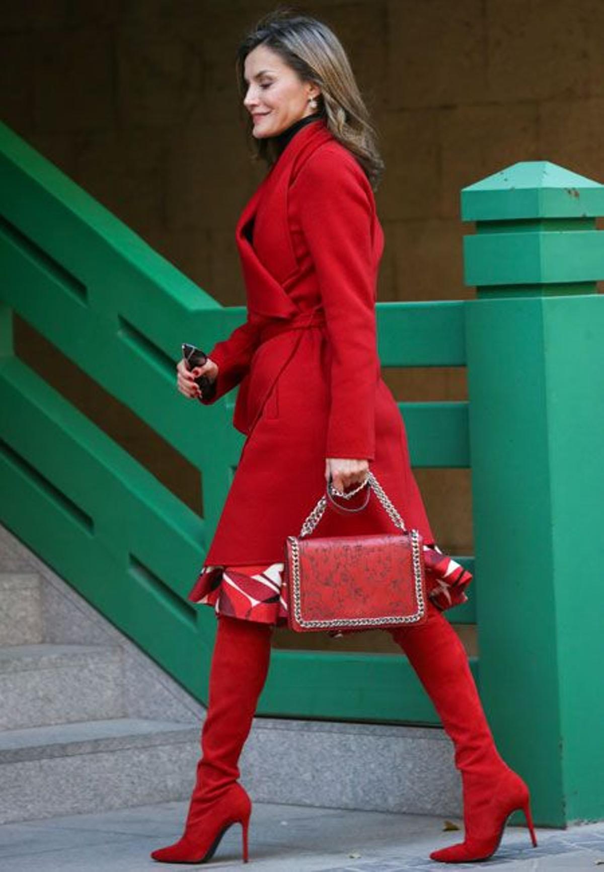 Detalle del bolso rojo de Zara de Letizia Ortiz