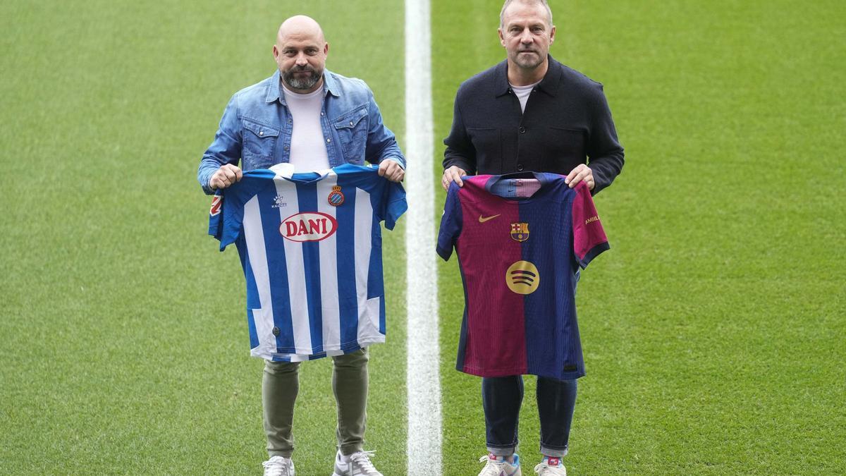 Manolo González, técnico del Espanyol, y Hansi Flick, entrenador del Barça, en la previa del derbi en el Estadi Johan Cruyff.