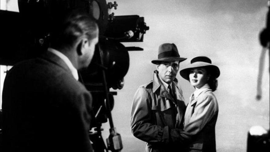 Humprey Bogart e Ingrid Bergman, durante el rodaje de «Casablanca»; debajo, Trevor Howard y Celia Johnson, en «Breve encuentro». la opinión