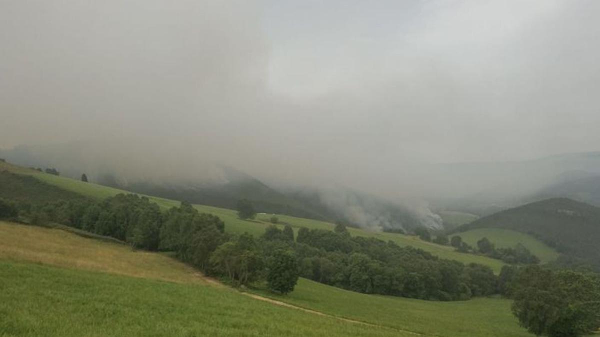 Uno de los incendios de Villayón. | LNE