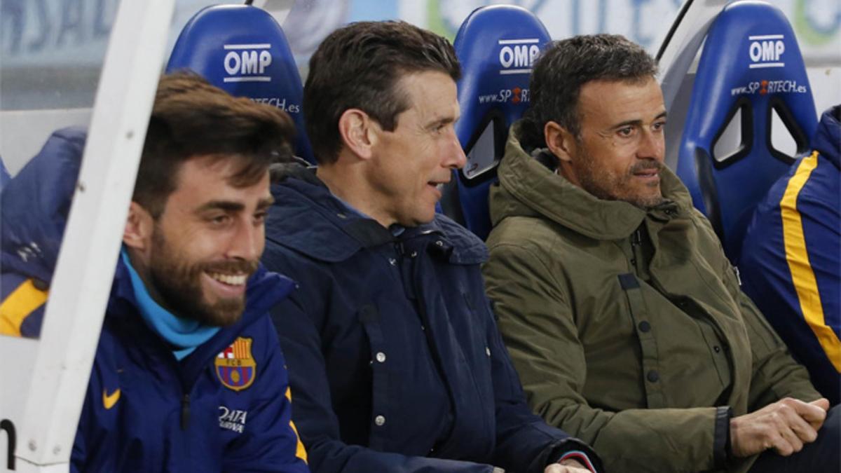 Juan Carlos Unzué (centro) y Luis Enrique (primero por la derecha) durante un partido del FC Barcelona