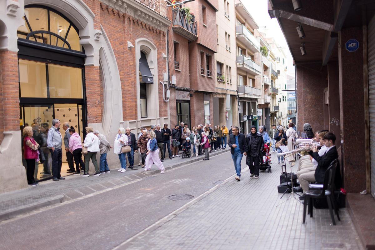 La Cobla Ciutat de Manresa rebia els assistents a l'entrada principal de la clínica dental