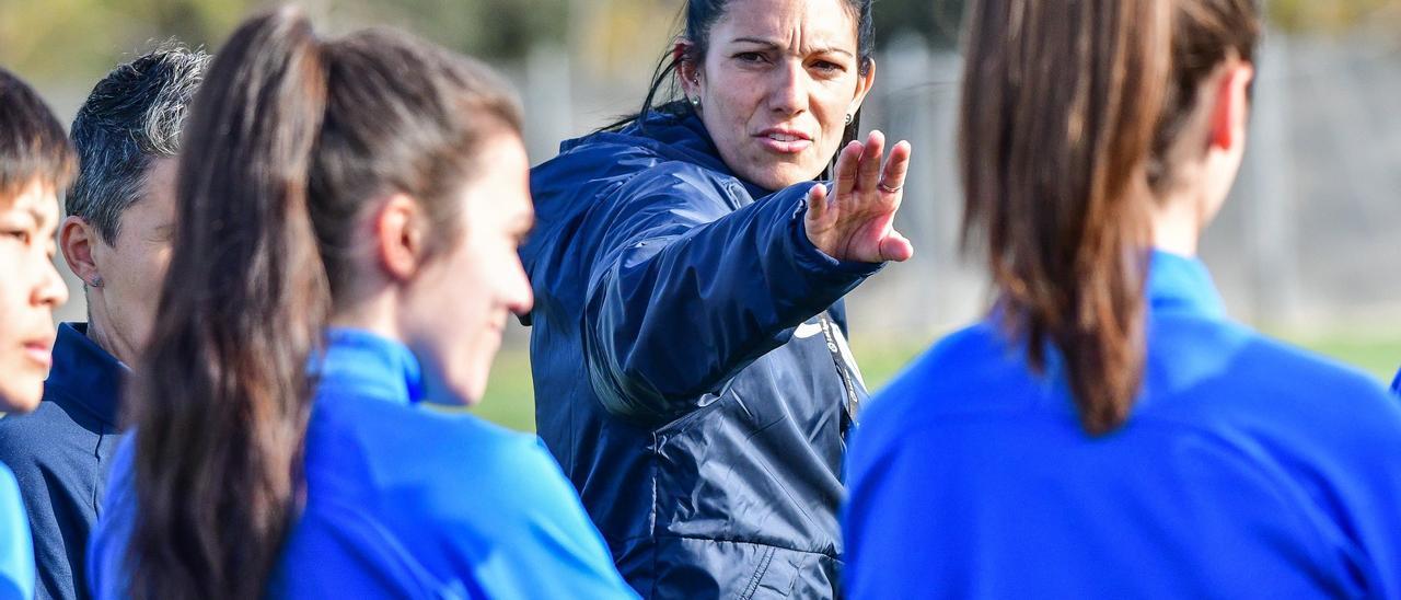 Verónica Rodríguez da instrucciones a sus jugadoras durante un entrenamiento del Huesca.