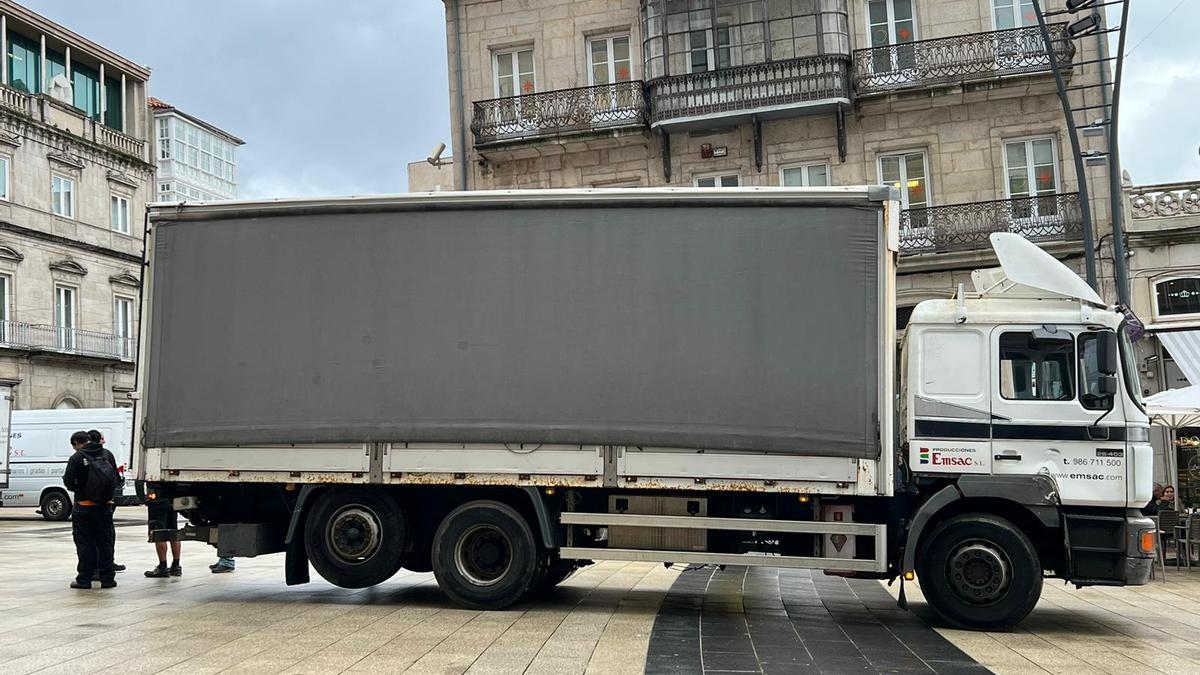 Un camión cargado de adornos navideños en la Porta do Sol