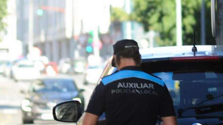 Un auxiliar de Policía Local multando en Vilagarcía. // Iñaki Abella