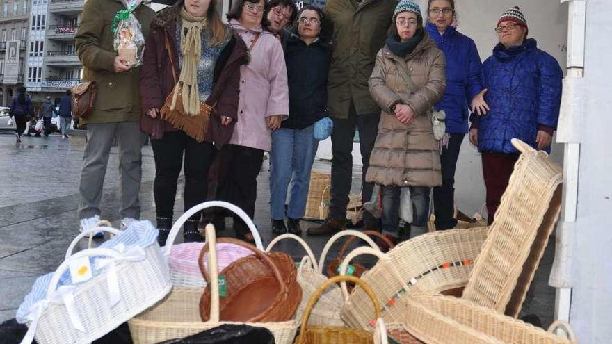 Un regalo artesanal para Alberto Varela y Tania García  |  El alcalde de Vilagarcía y la concejala de Benestar Social visitaron ayer la caseta que el Centro Ocupacional de Saiar instaló en la plaza de Galicia para mostrar y vender los productos que hacen sus usuarios, como por ejemplo cestas, cuadros artesanales u objetos de piel y cuero. Durante la visita, el regidor y la edil de Benestar hablaron con la directora del centro y con algunas usuarias, que obsequiaron a los responsables municipales con un detalle artesanal elaborado por ellas mismas. El Concello colabora con el centro cediéndole gratuitamente la carpa.