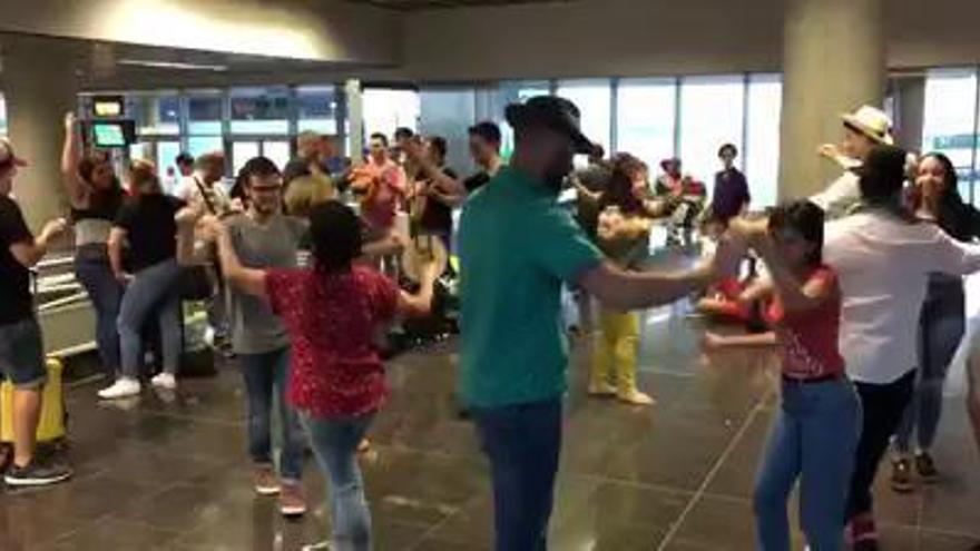 Una romería improvisada en el aeropuerto de Gran Canaria