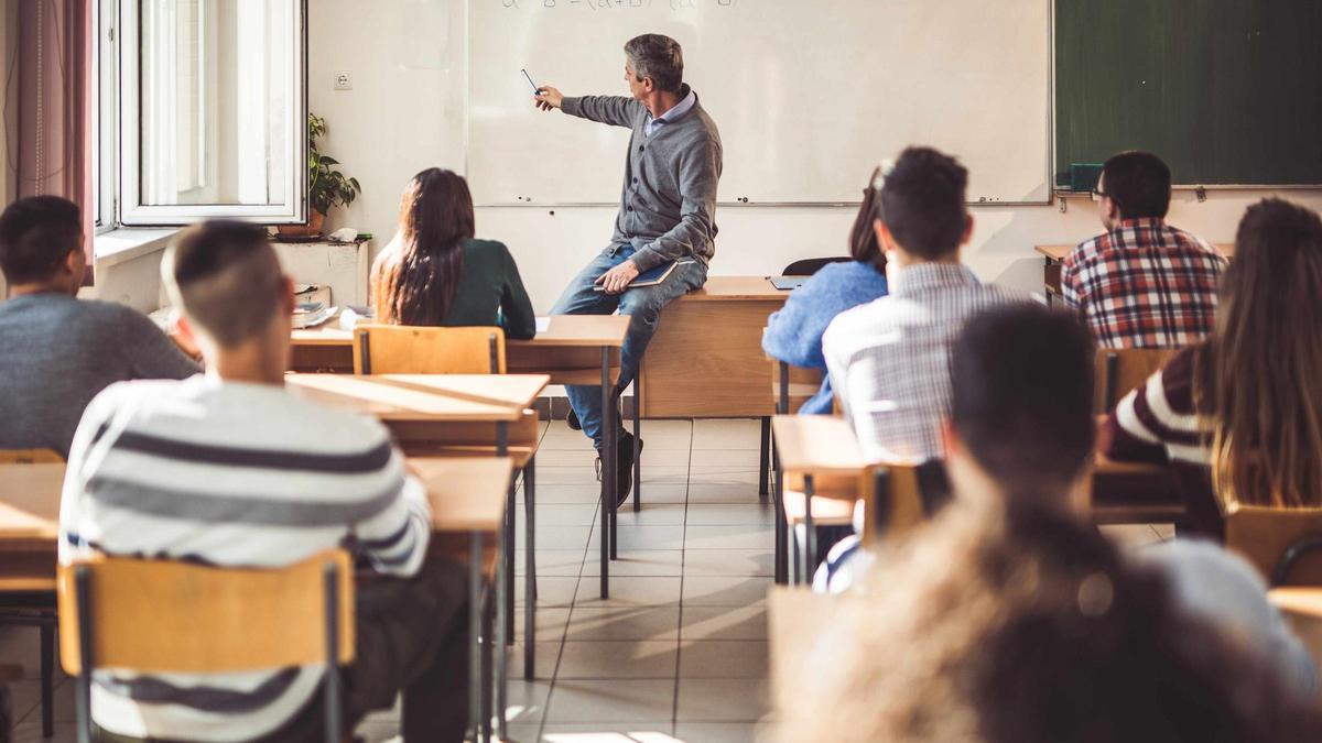 Un profesor imparte clase a sus alumnos.