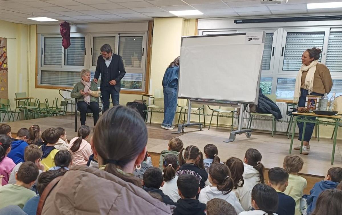 Una de las visitas durante esta semana a los colegios de Poio. | FDV