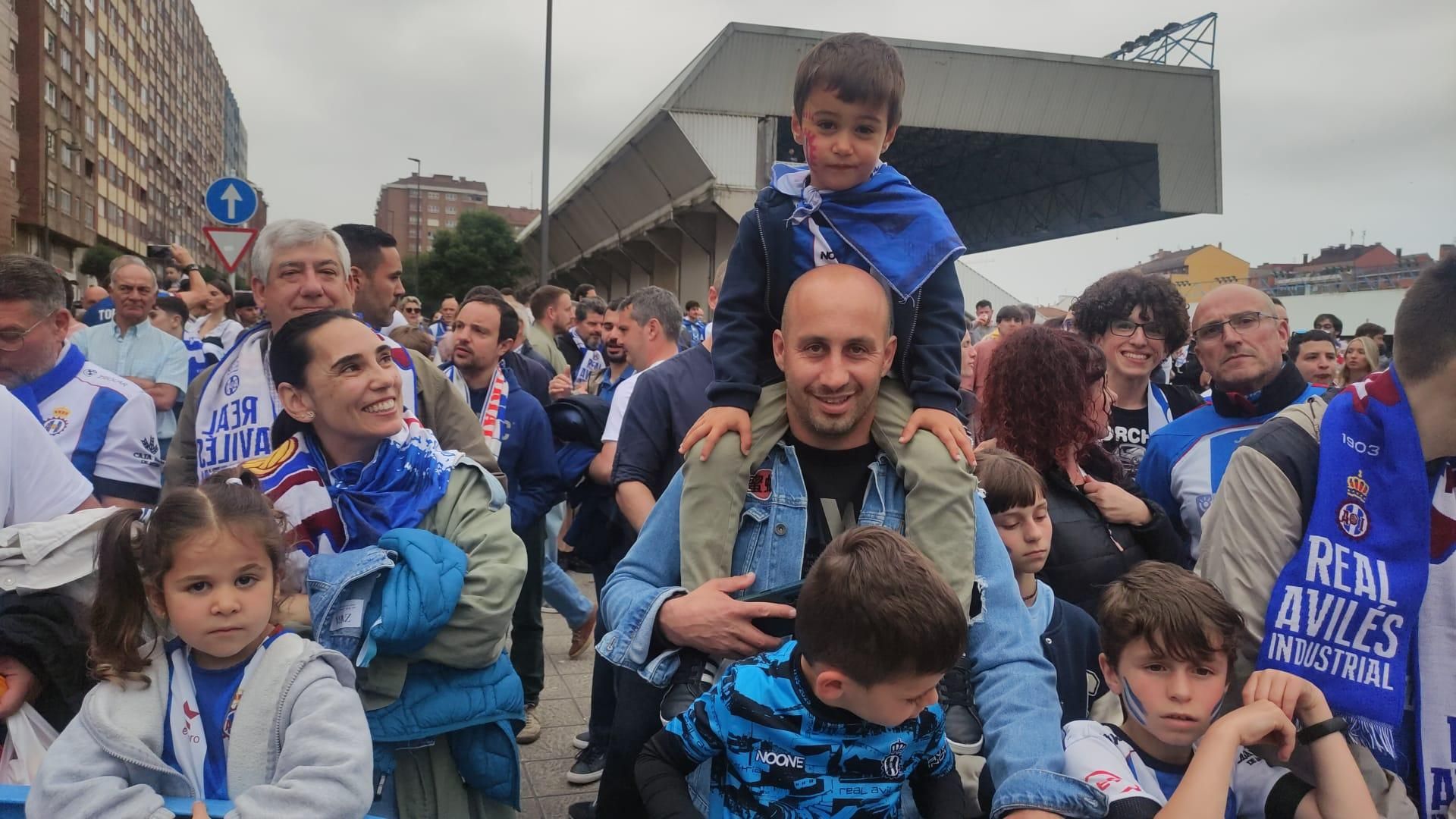 EN IMÁGENES: La afición del Avilés calienta motores antes del partido del posible ascenso
