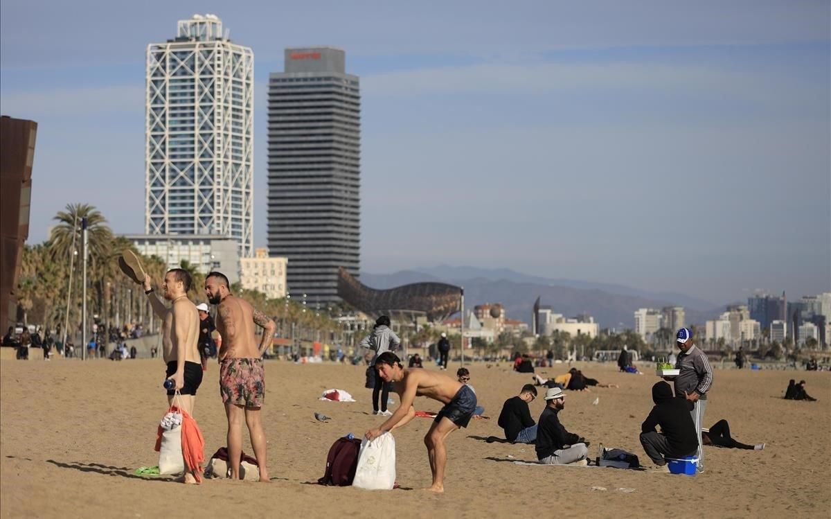 zentauroepp51509701 barcelona 27 10 2019 buen tiempo gente en la playa de la ba200209201852 zentauroepp51509701 barcelona 27 10 2019 buen tiempo gente en la playa de la ba200209201852
