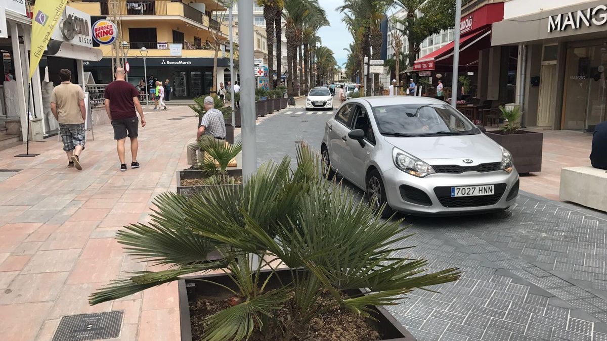 En primer plano, el tramo del Passeig Colón ya reformado. Al fondo, con palmeras, la zona en la que se actuará a partir de noviembre.