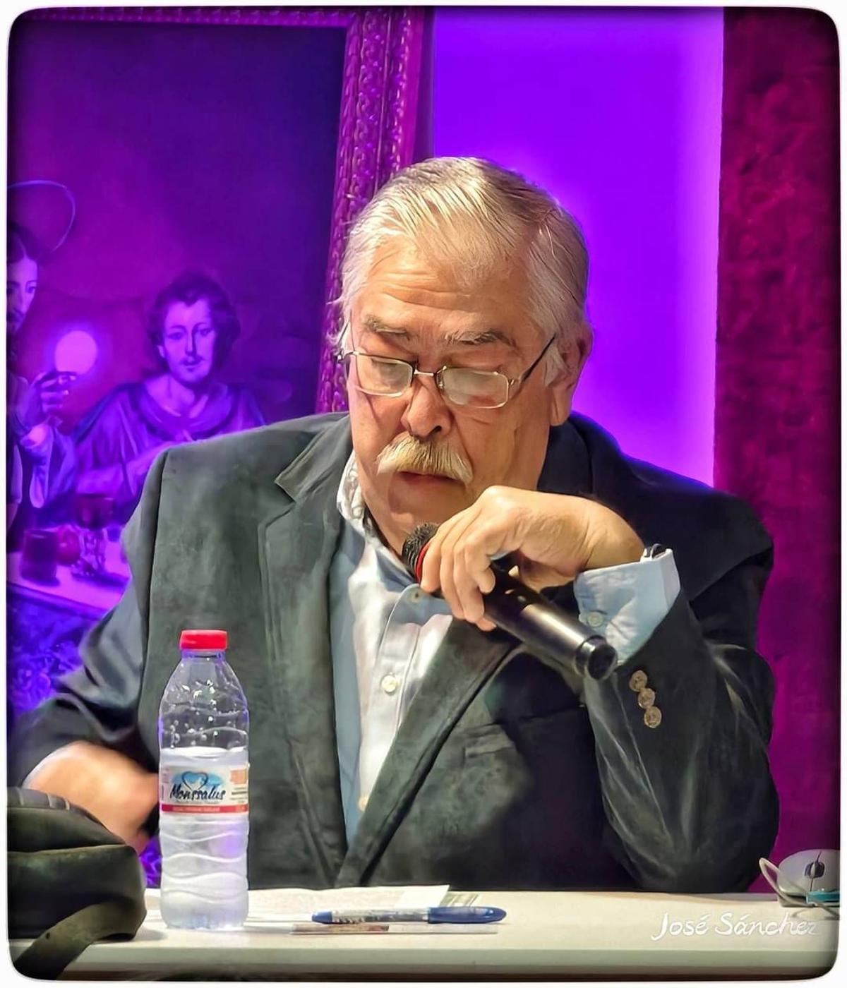 El director adjunto de la publicación durante uno de los actos del centenario de la revista "Crevillente Semana Santa"