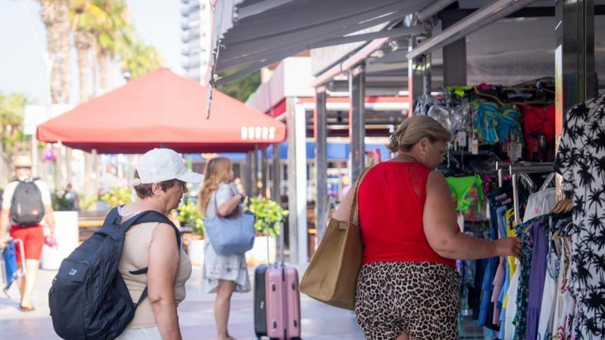 Turistas en una tienda de recuerdos del paseo marítimo Jaume I de Salou.
