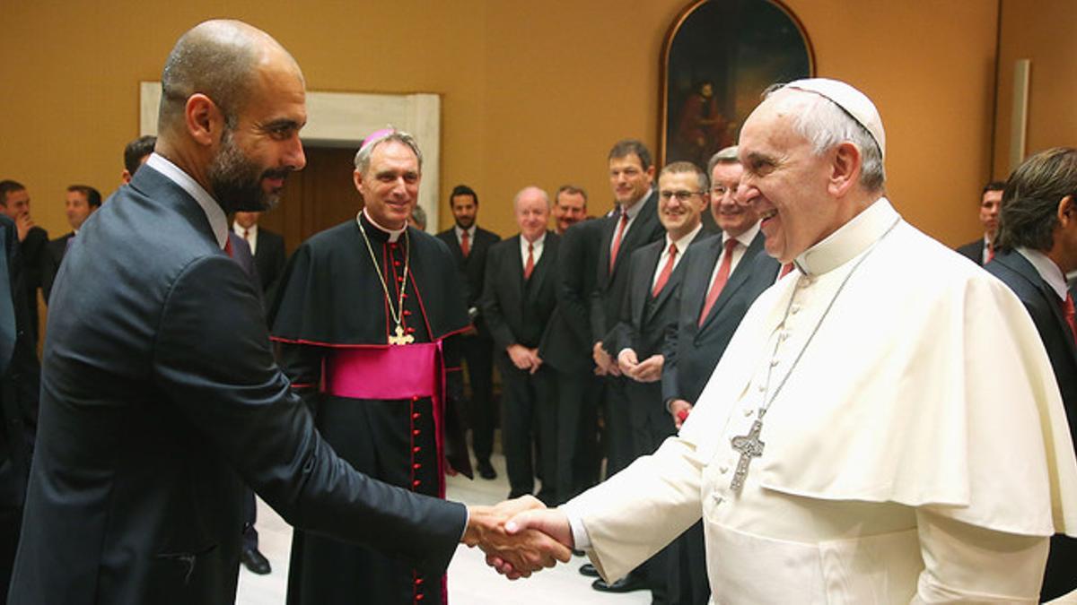 Pep Guardiola saluda al Papa, durante la recepción del Pontífice al Bayern en el Vaticano