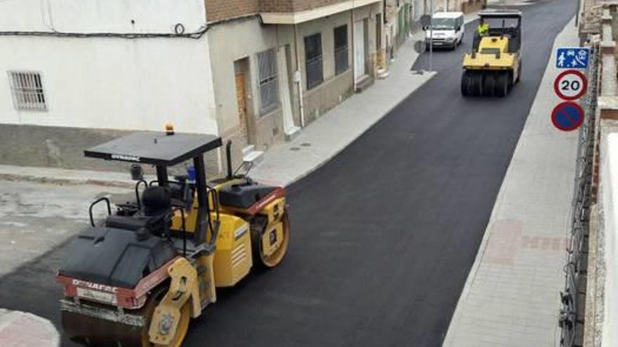 Catral ejecuta obras de asfaltado en Santa Águeda y Puente el Rollo