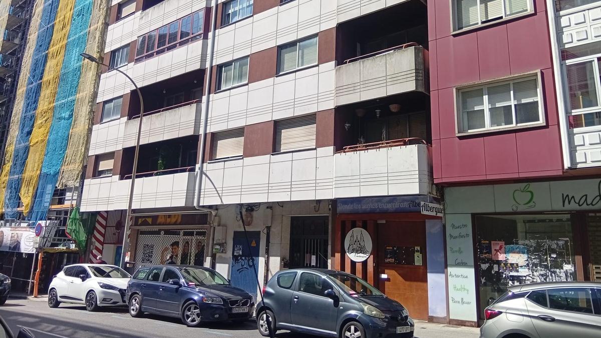 Edificio número 28 de la rúa San Pedro de Mezonzo de Santiago, donde los vecinos plantean contratar seguridad privada ante un piso de prostitución.