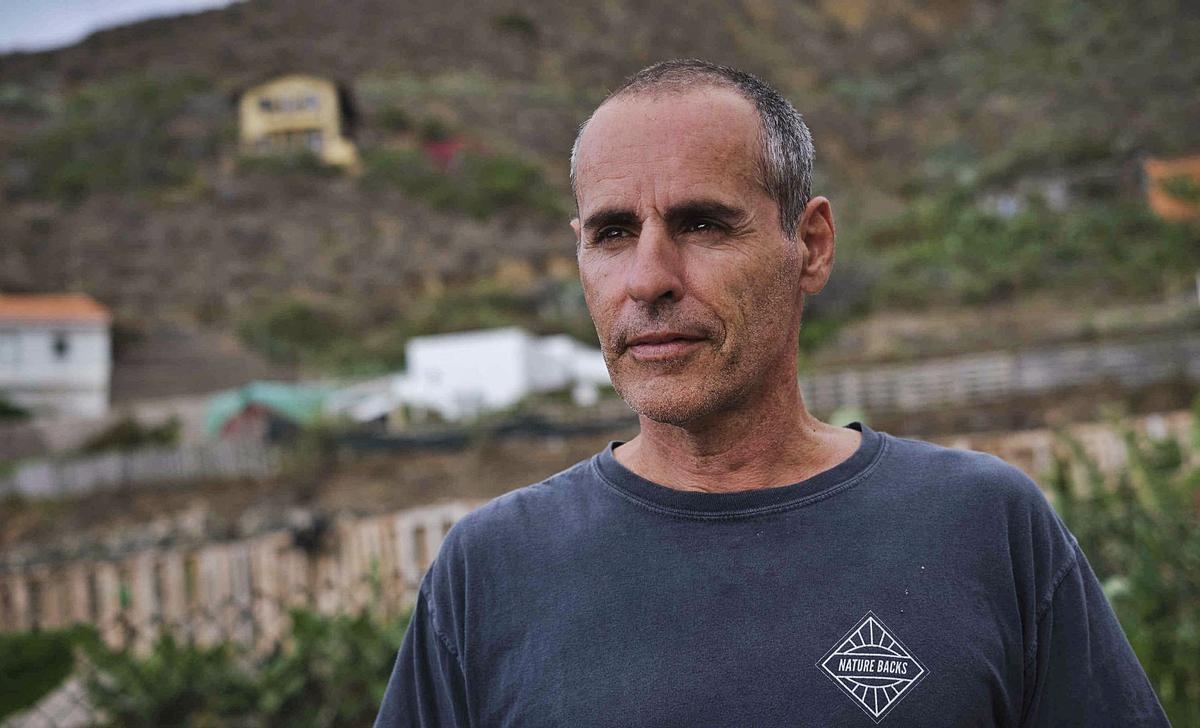 Olivier Expósito Betancourt, ingeniero electrónico, con Benijo, a sus espaldas.