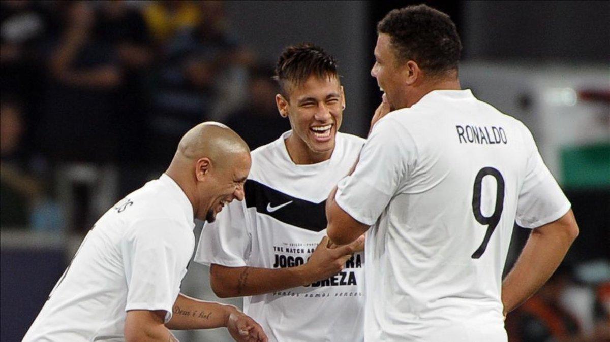 Roberto Carlos junto a Neymar y Ronaldo en un partido benéfico