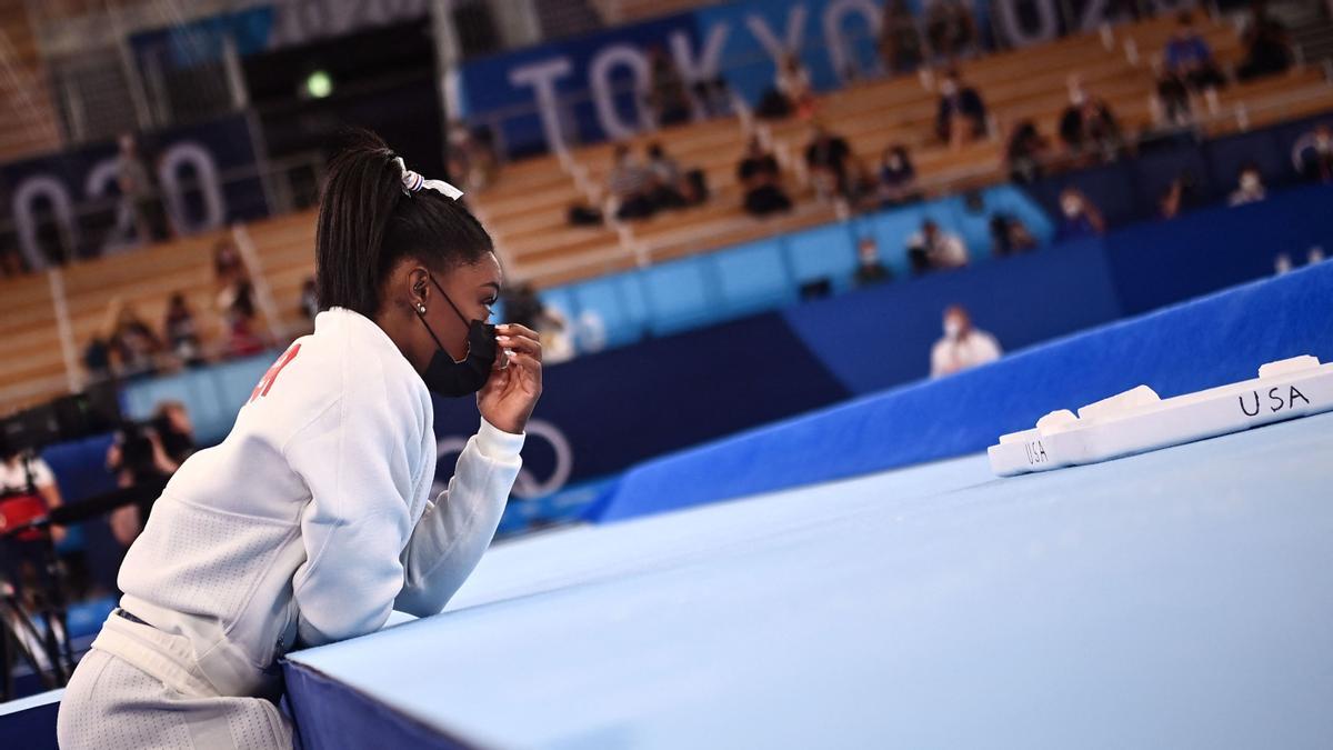 Simone Biles se retira de la final por equipos 