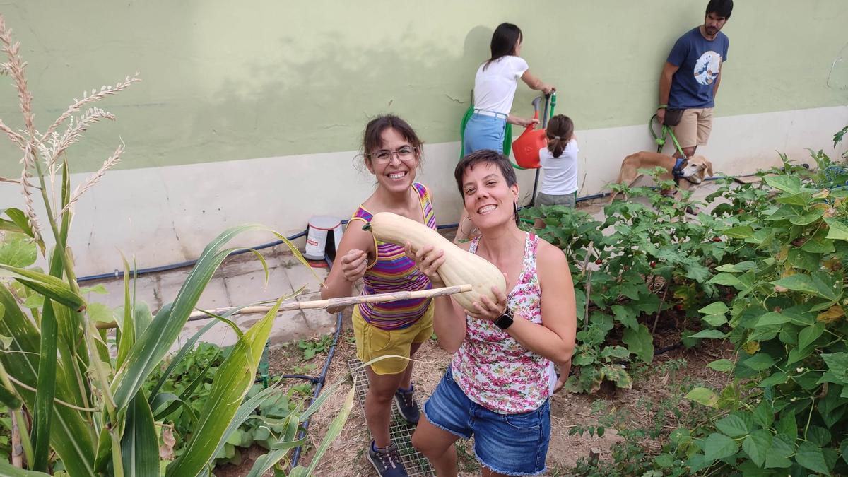 Unas hortelanas muestras orgullosas el fruto de su esfuerzo en Valdespartera.