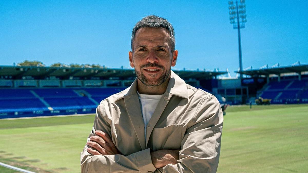 Raúl Jardiel, en el estadio de El Alcoraz tras ser anunciado como nuevo entrenador.