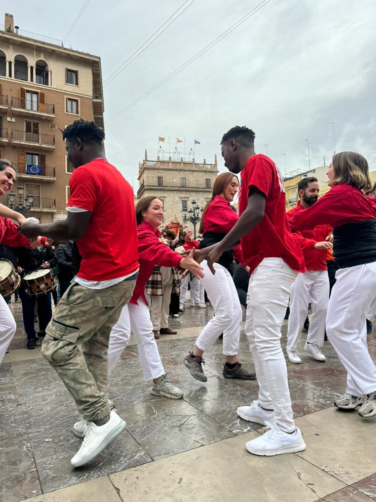 Usuarios de CEAR bailando la «polca d'ours» al final de la actuación de las Magas de Enero de 2024.