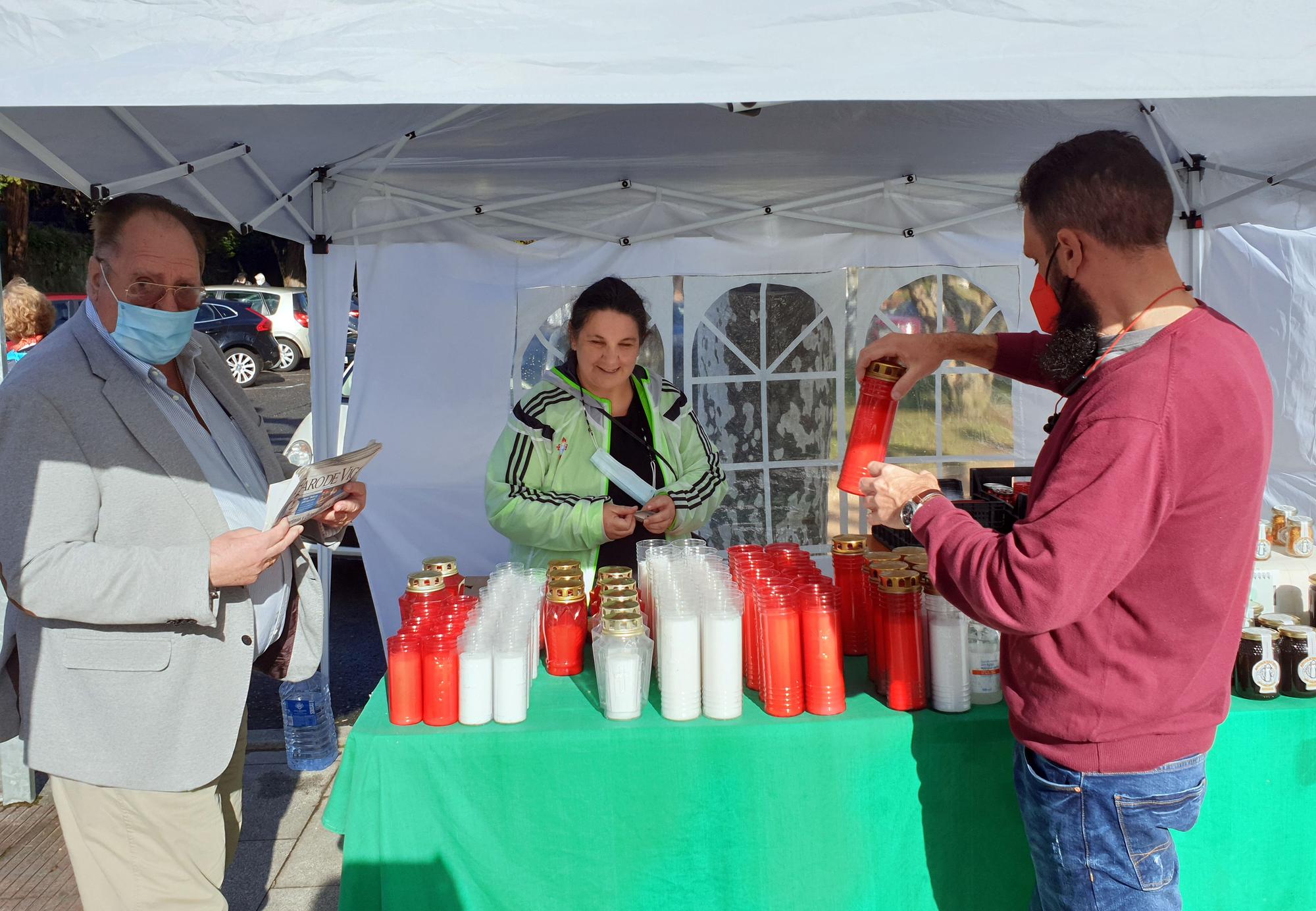 Todos Santos 2021 en Vigo: Flores y velas avivan el recuerdo de los que ya no están