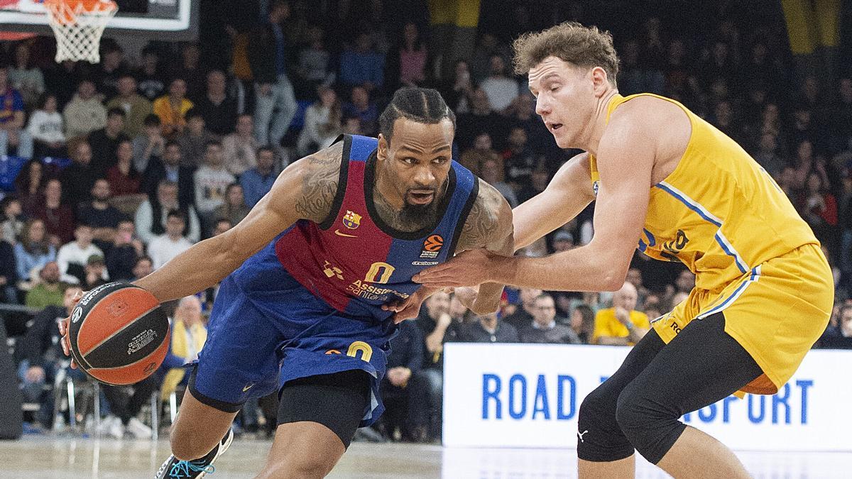 Barcelona. 05.02.2025. Deportes. Punter encara a Jokubaitis durante el partido de euroliga de baloncesto entre el Fc Barcelona y el Maccabi Tel Aviv en el Palau Blaugrana. Fotografía de Jordi Cotrina