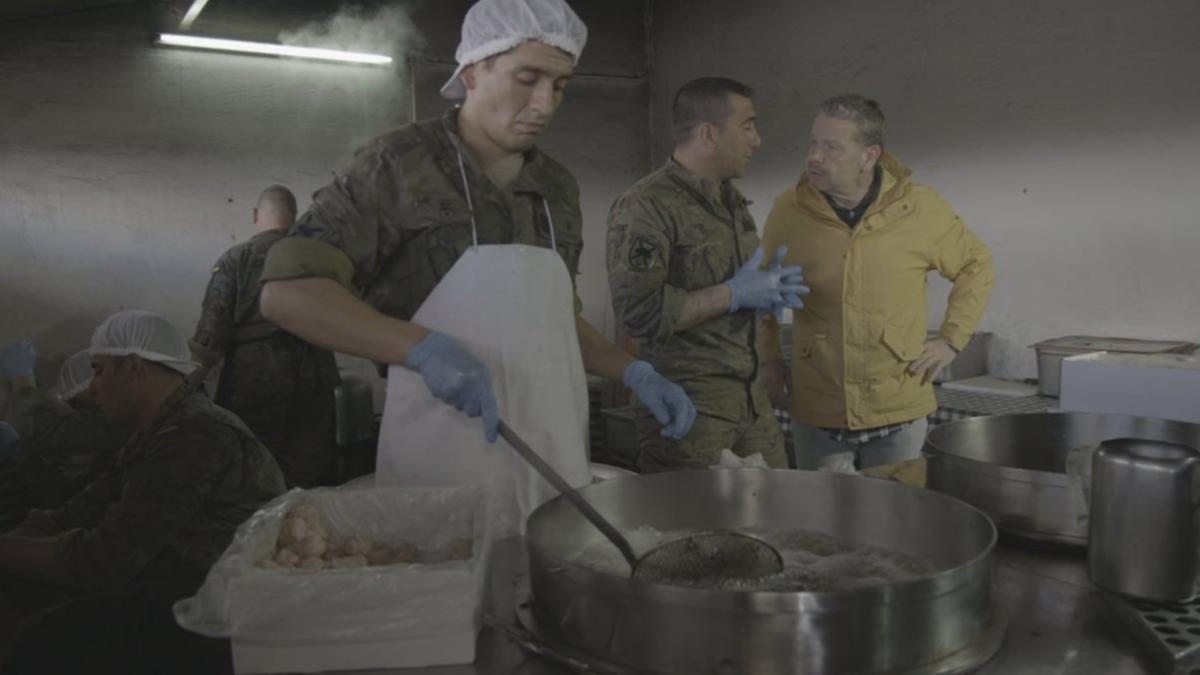 Alberto Chicote en las cocina del ejército durante la nueva entrega de '¿Te lo vas a comer?'